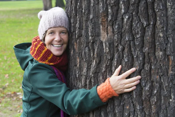 Woman hugging a tree — Stock Photo, Image