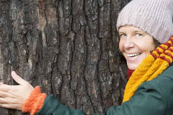 Femme étreignant un arbre — Photo