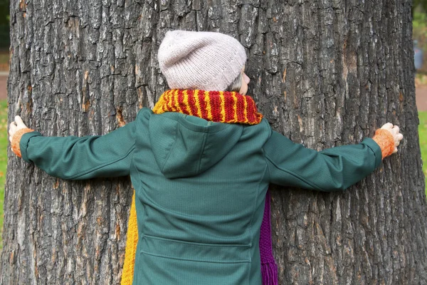 Mujer abrazando un árbol — Foto de Stock