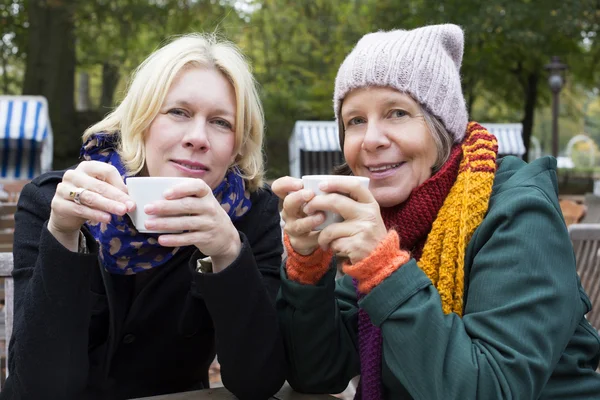 Due donne sedute in un caffè — Foto Stock