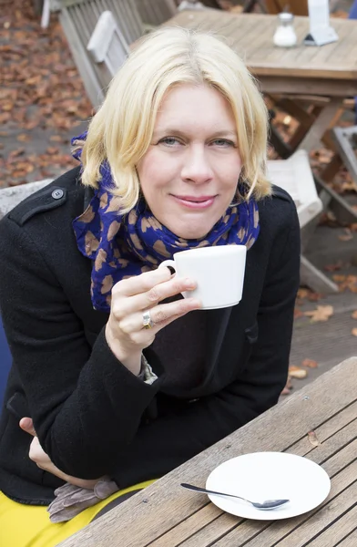 Femme assise dans un café — Photo