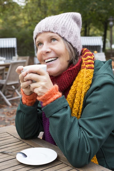 Frau sitzt in Café — Stockfoto