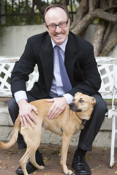 Hombre de traje con un perro — Foto de Stock