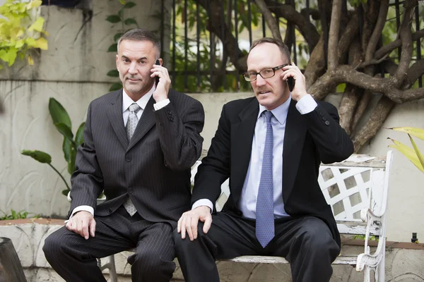 Deux hommes d'affaires au téléphone — Photo