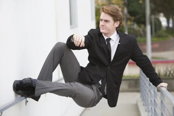 Man in pak springen op een muur — Stockfoto