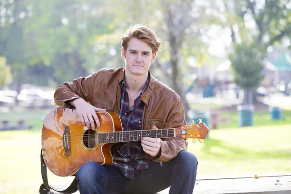 Homem com guitarra — Fotografia de Stock