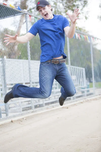 Joven saltando — Foto de Stock