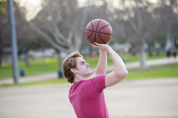 Jeune homme jouant au basket — Photo