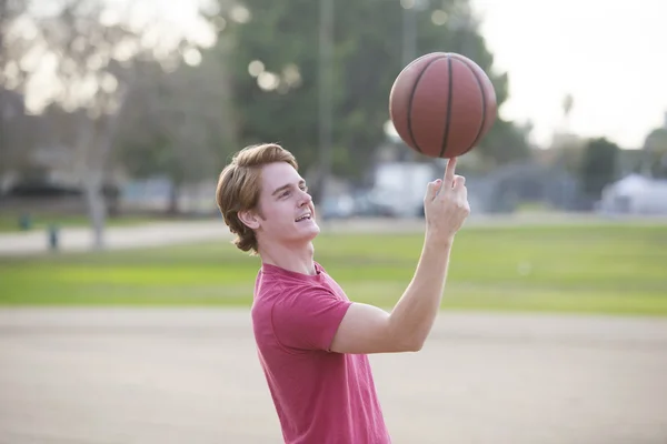 Jongeman die basketbal speelt — Stockfoto