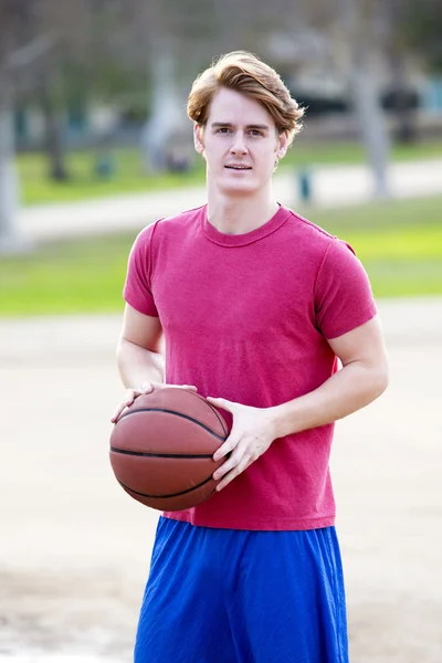 Jeune homme avec Basketball — Photo