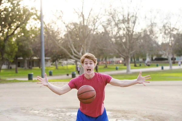 Jonge man met basketbal — Stockfoto