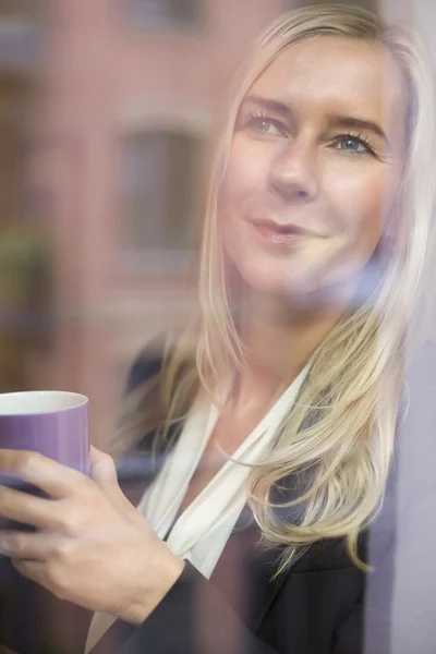 Femme faisant une pause café — Photo