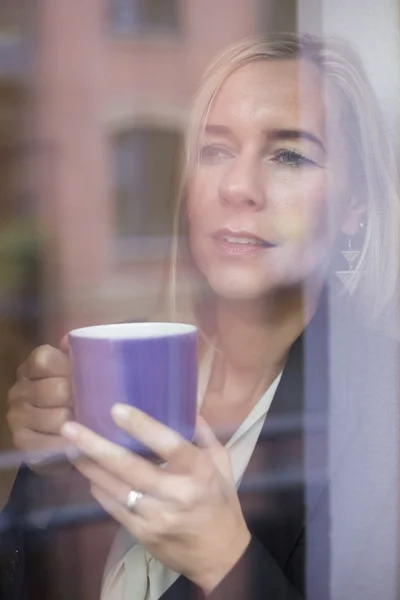 Mulher fazendo uma pausa para o café — Fotografia de Stock