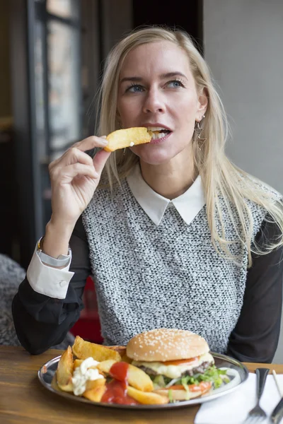 Mulher com um hambúrguer — Fotografia de Stock