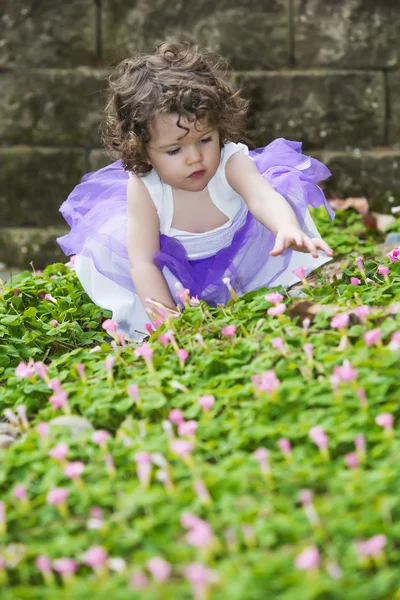 Klein meisje in de tuin — Stockfoto