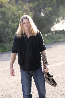 adam sokakta gitar ile