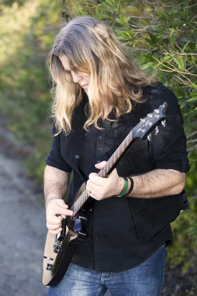 路上でギターを弾いている男 — ストック写真