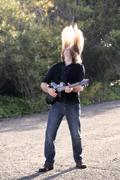 Man die gitaar speelt op straat — Stockfoto