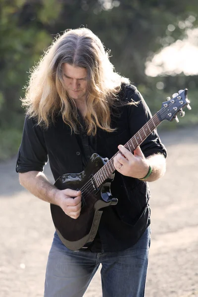 Man playing the guitar on the street — Stock Photo, Image