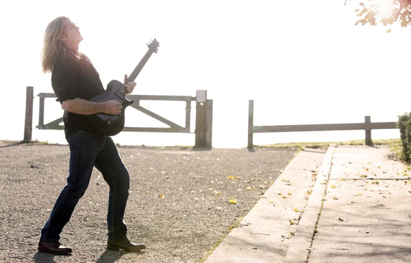 Man playing the guitar on the street — Stock Photo, Image