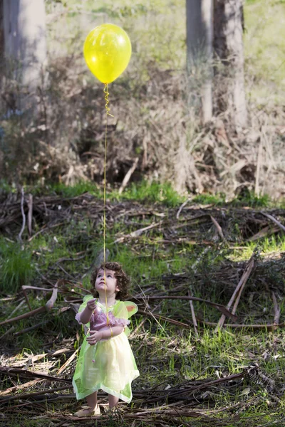 Bambina vestita da fata con un palloncino — Foto Stock