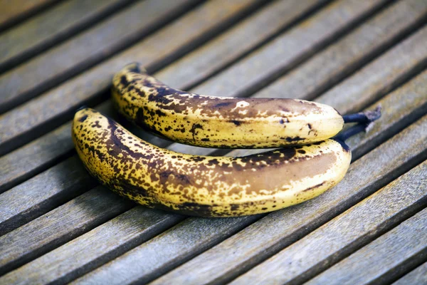 Два перезрелых банана — стоковое фото