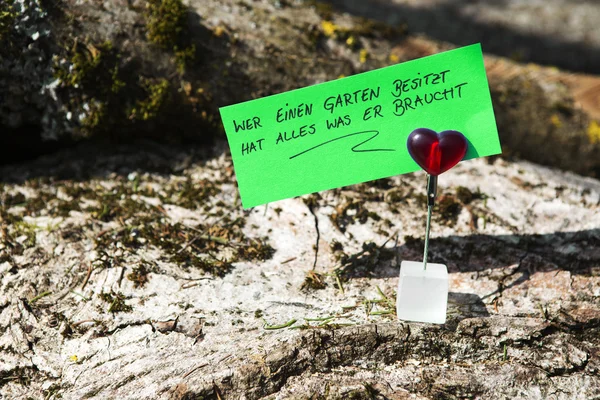 Wer einen Garten hat, hat alles, was er braucht" — Stockfoto