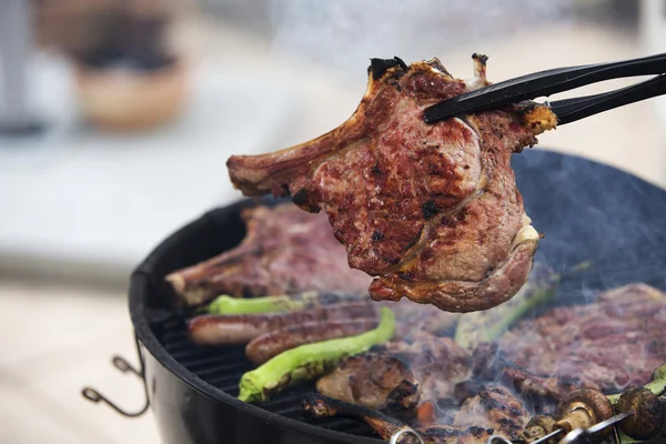 Barbecue met vlees — Stockfoto