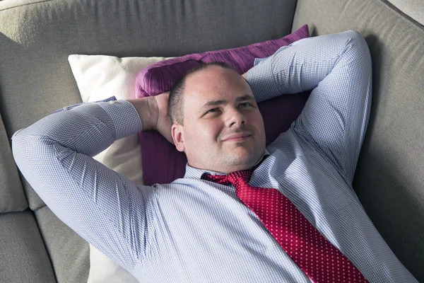 Бизнесмен, лежащий на диване — стоковое фото