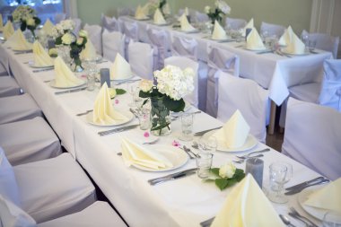 Tablo bir kutlama için dekore edilmiş