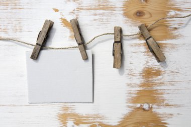 beyaz kağıt bir clothesline üzerinde rustik ahşap arka plan asılı