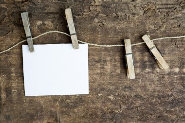 beyaz kağıt bir clothesline üzerinde rustik ahşap arka plan asılı