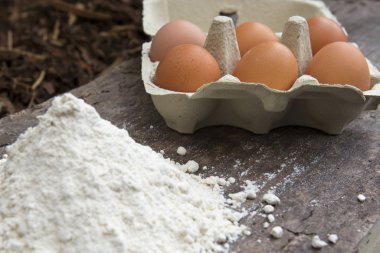 kahverengi yumurta ve un