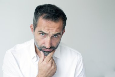 Düşünceli bir adamın portresi.