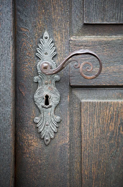 Dekorativa antika dörrhandtag — Stockfoto