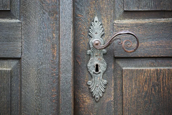 Manija decorativa de puerta antigua —  Fotos de Stock