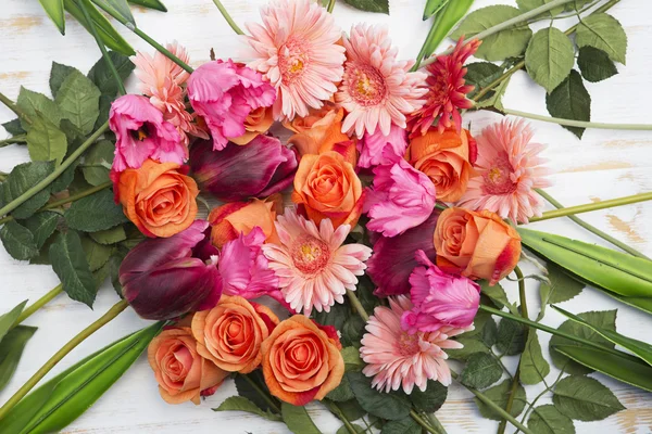 Prachtige mix van tulpen, rozen en gerbera 's — Stockfoto