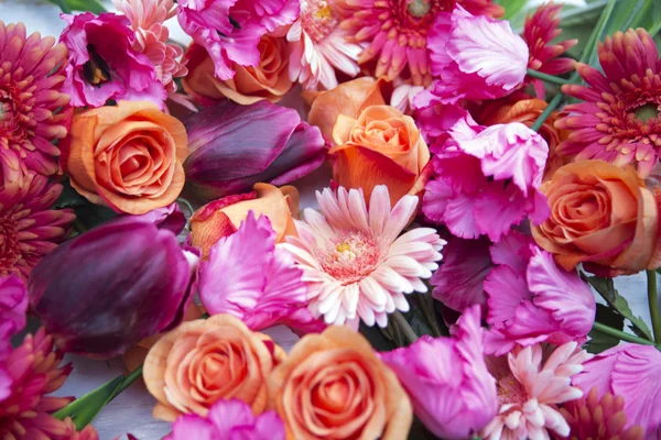 Потрясающая смесь роз, гербер и тюльпанов — стоковое фото