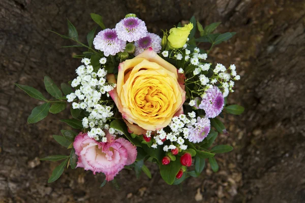 Arranjo de flores com rosa amarela — Fotografia de Stock