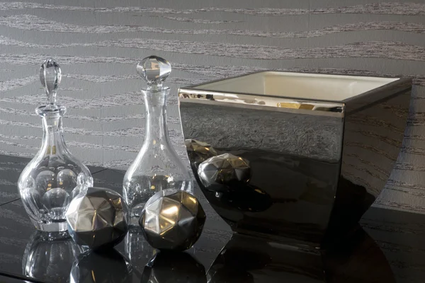 Garrafa de vidro e tigela de prata — Fotografia de Stock