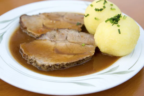 Schweinebraten mit Knödeln — Stockfoto