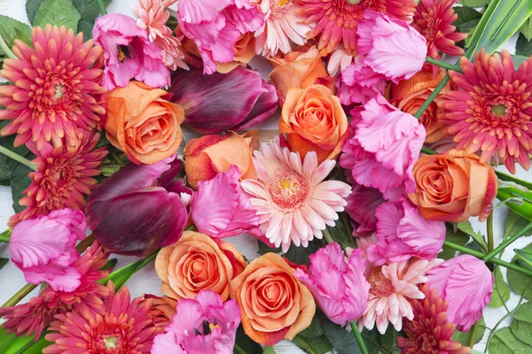 Prachtige mix van tulpen, rozen en gerbera 's Stockfoto