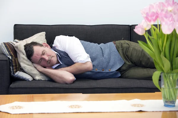 Hombre durmiendo en el sofá — Foto de Stock