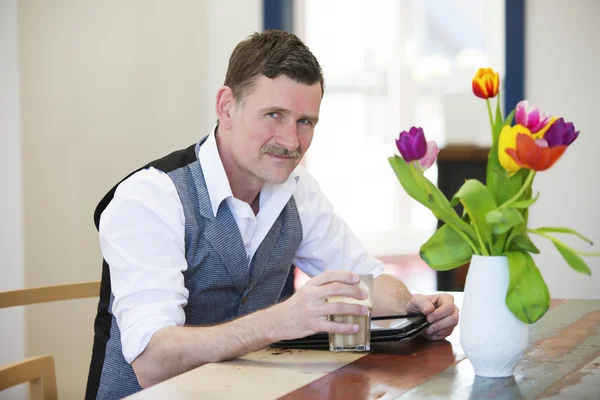 Man with a coffee and a notepad — Stock Photo, Image