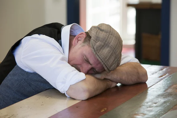 Hombre durmiendo en la mesa — Foto de Stock