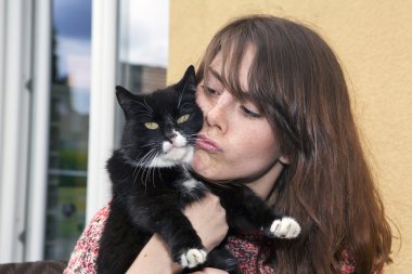 genç bir kadın ve onu kedi