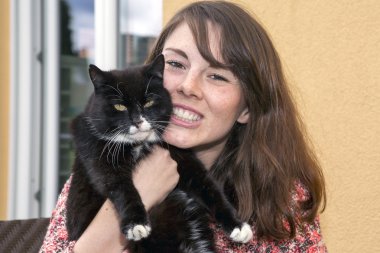 genç bir kadın ve onu kedi