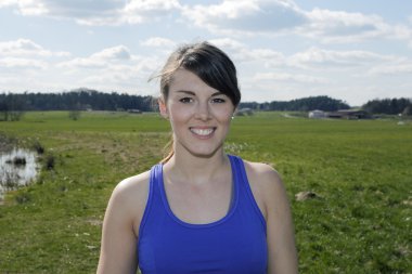 açık havada doğa içinde genç bir kadın portresi