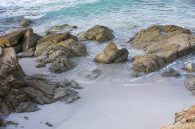 plaj ve mavi dalgalar