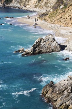 kayalıklarla ve masmavi bir deniz sahil şeridine